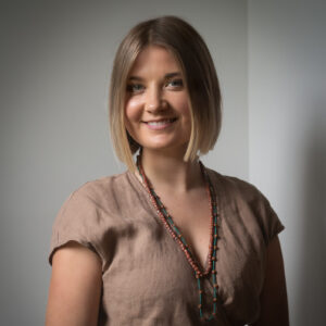 Savannah Kinzer, therapist in NYC specializing in anxiety, depression and LGBTQ populations